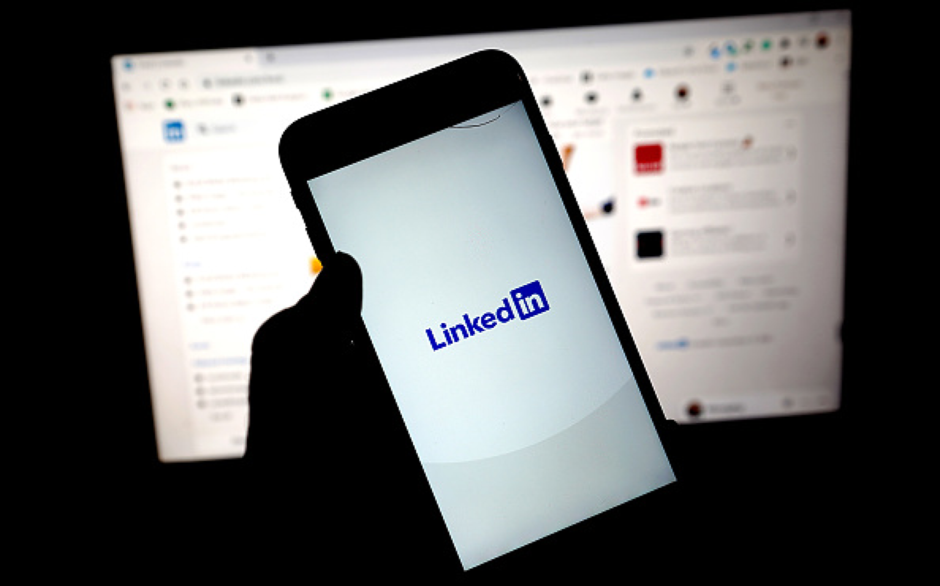 LinkedIn подготвя съкращения на над 700 служители