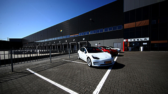 Американската компания Tesla обяви изтегляне на почти всички електрически превозни