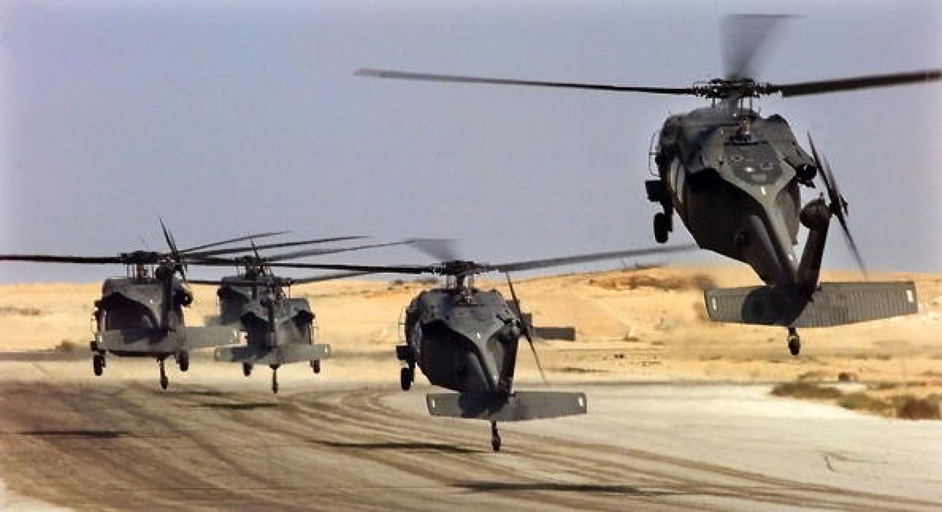 Армията на САЩ ще използва хеликоптерите Apache и Black Hawk още 40 г.