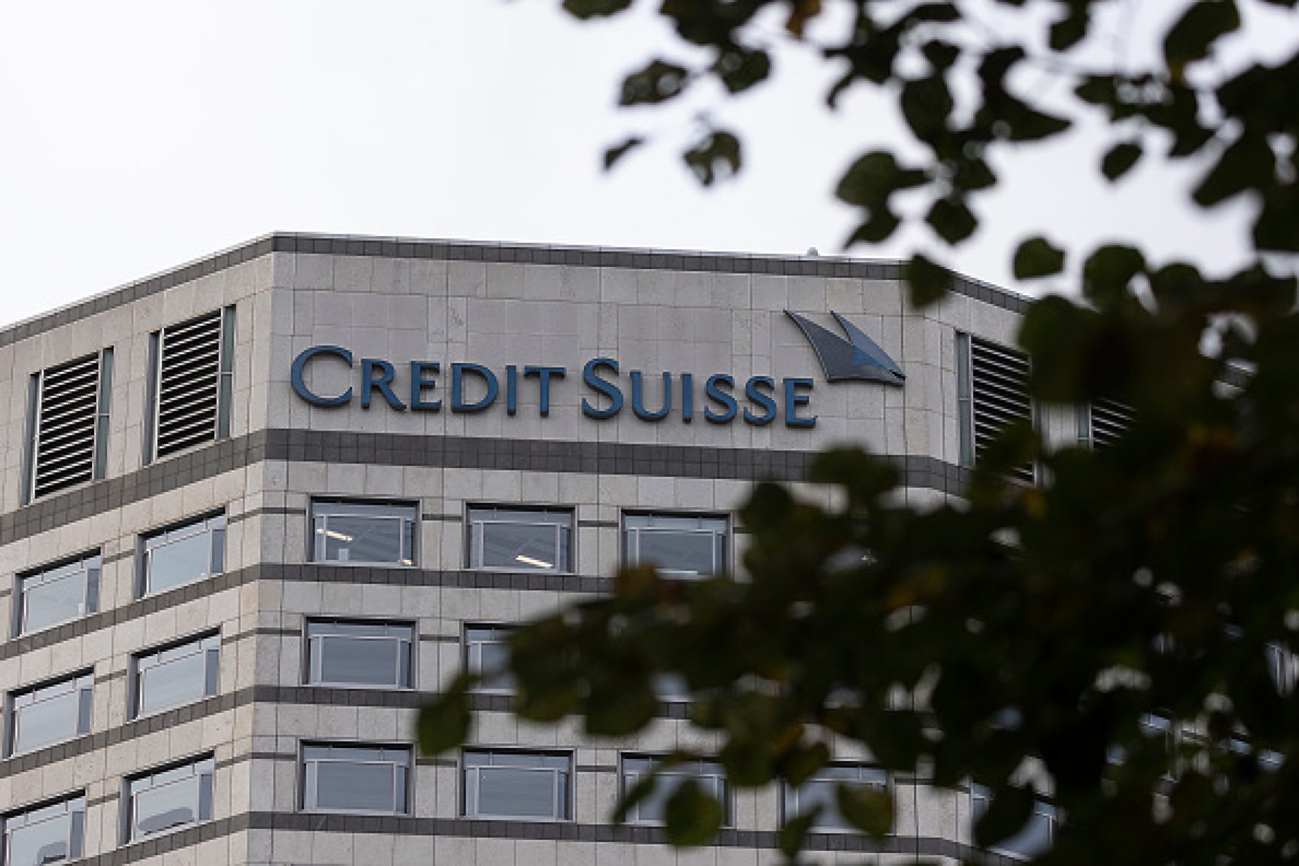 След сливането UBS вече обмисля продажба на част от Credit Suisse 