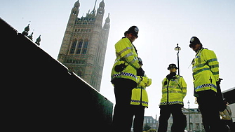 Британското правителството обмисля да даде нови правомощия на полицията при