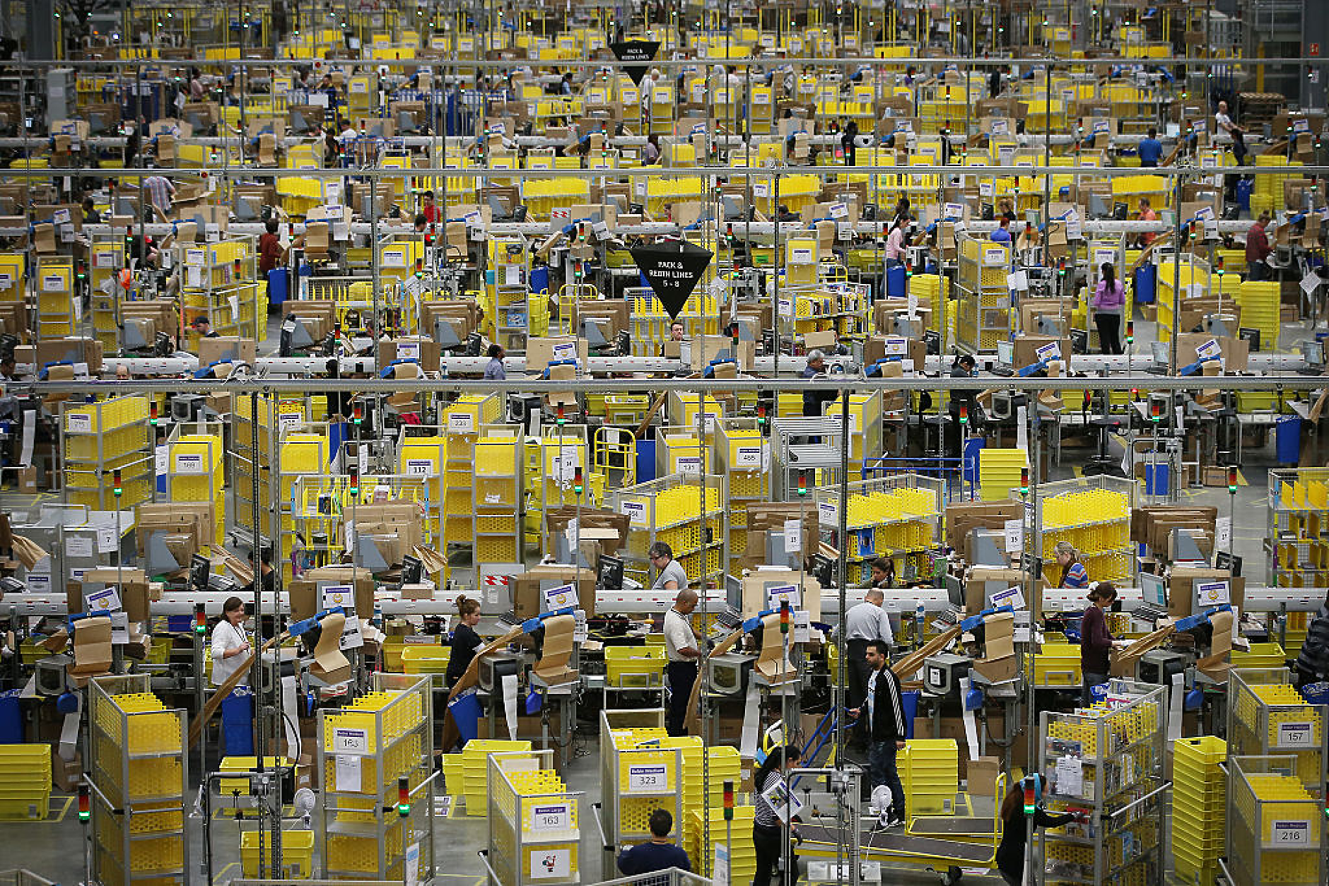 Amazon ще плаща на клиентите си, ако си вземат покупките от пункт, вместо да им ги доставя