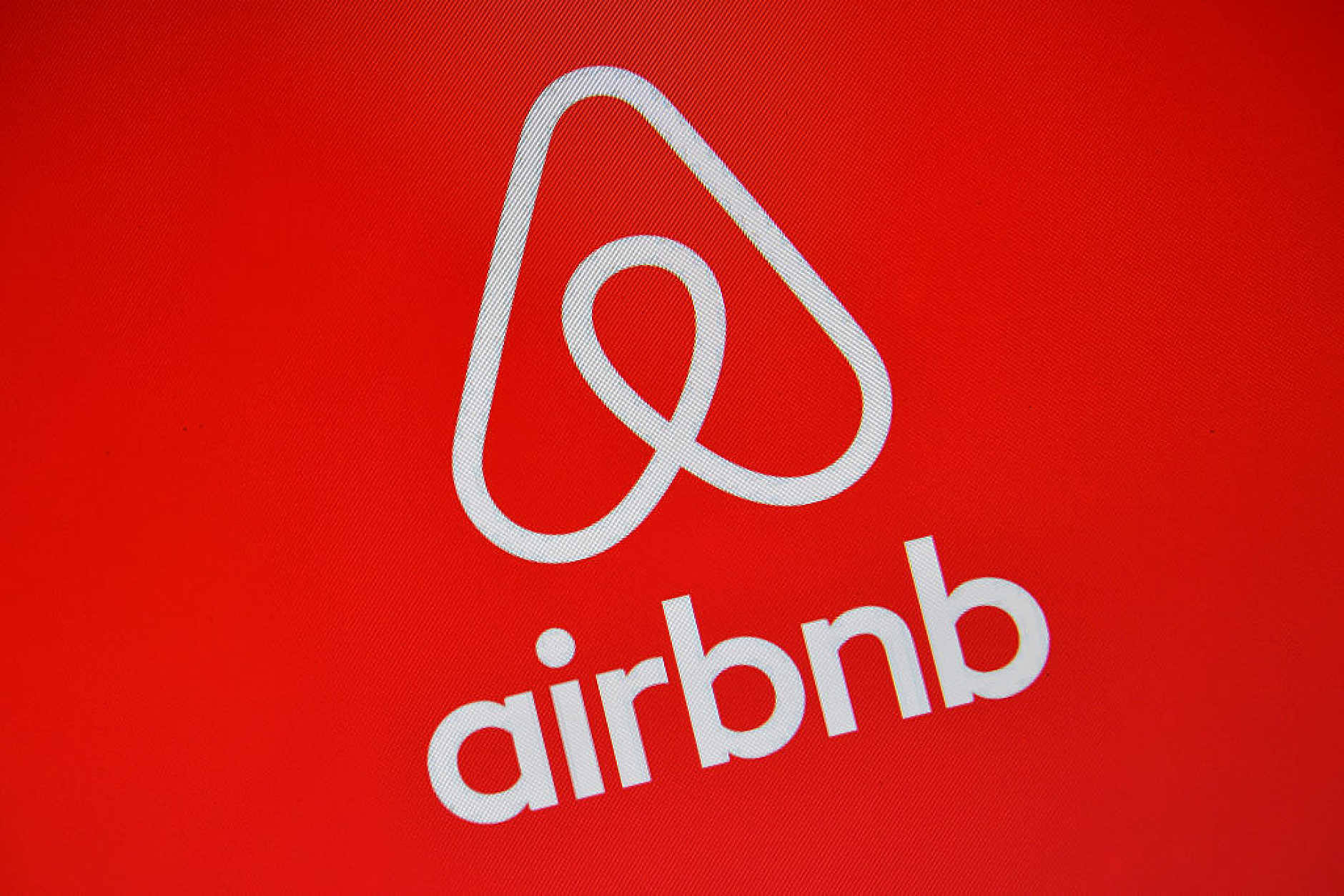 Airbnb прогнозира по-малко резервации и по-ниски цени през Q2