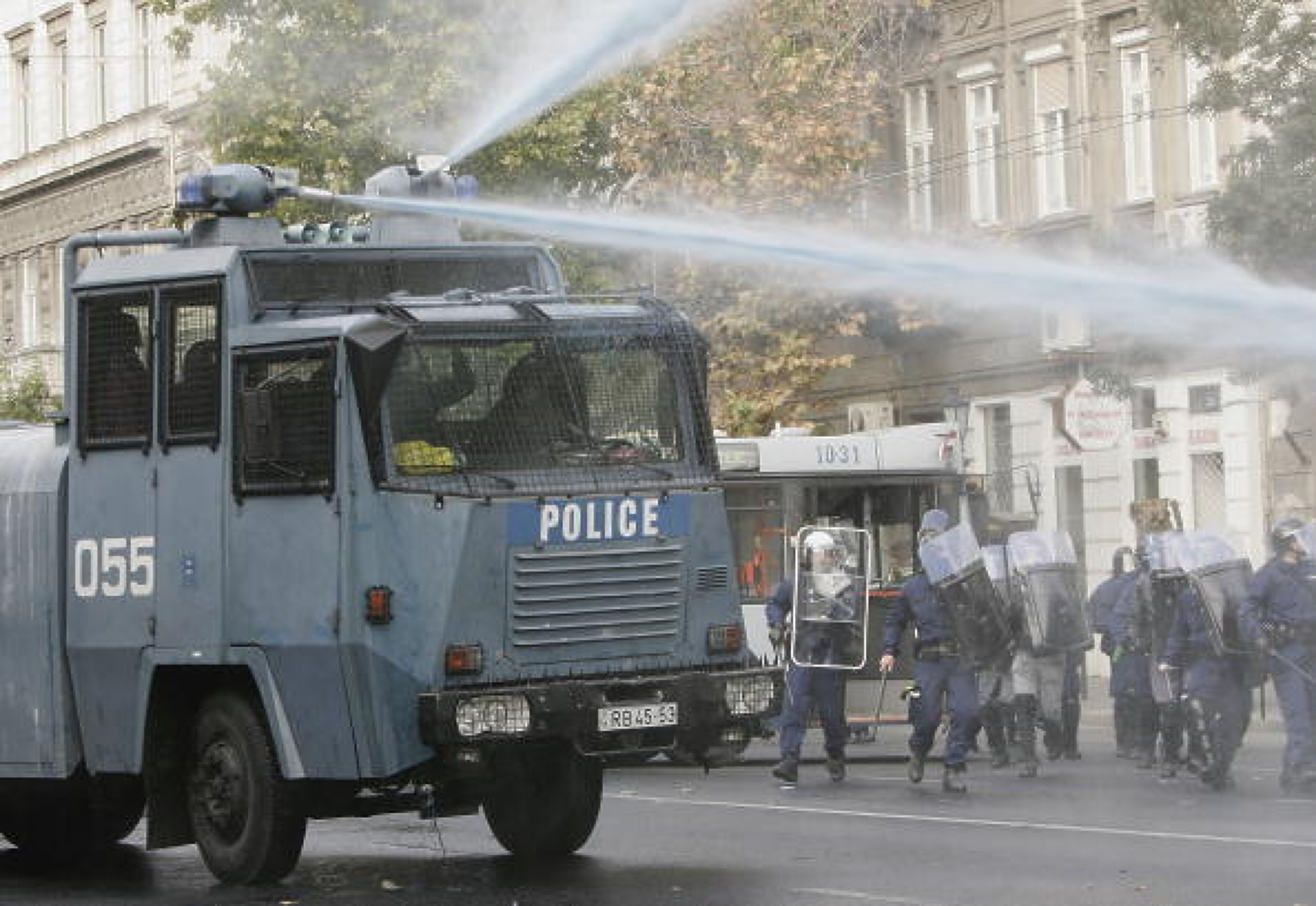 Сълзотворен газ срещу ученици на протест в Унгария
