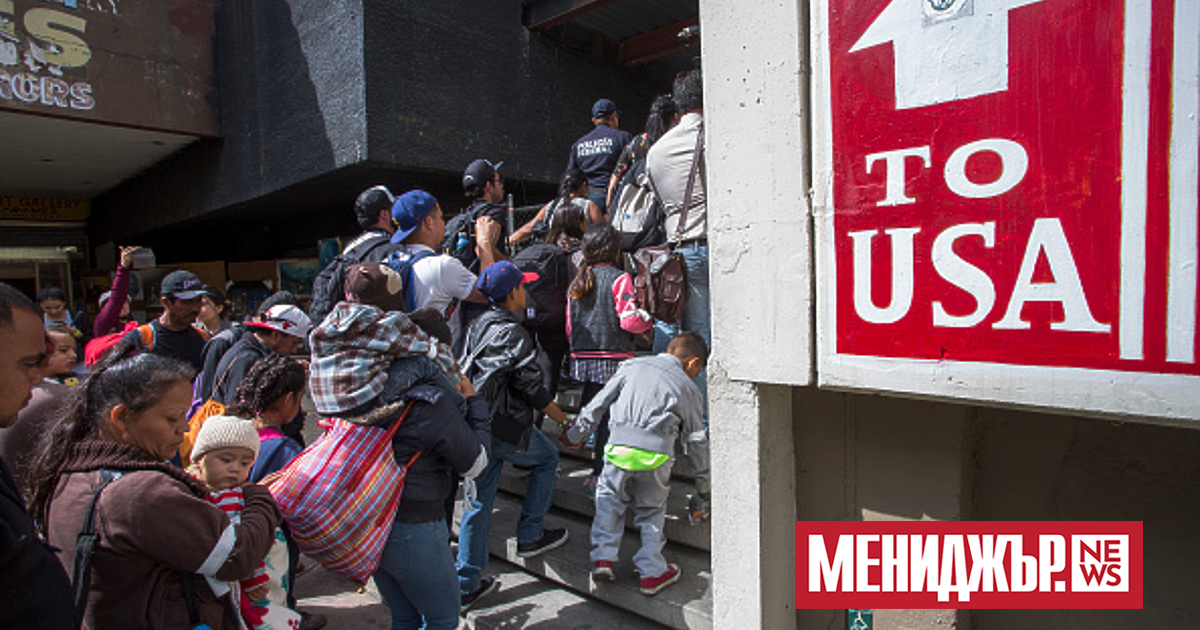 Мигранти се струпват от двете страни на границата между Мексико и