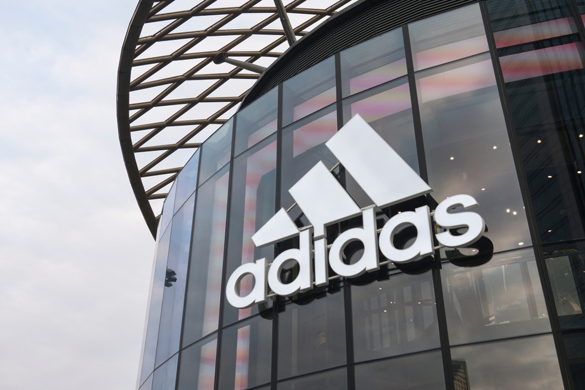 Adidas обмисля възможността за прехвърляне на подразделението си в Русия на друг инвеститор