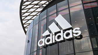 Германският производител на спортно облекло обувки и аксесоари Adidas обмисля възможността