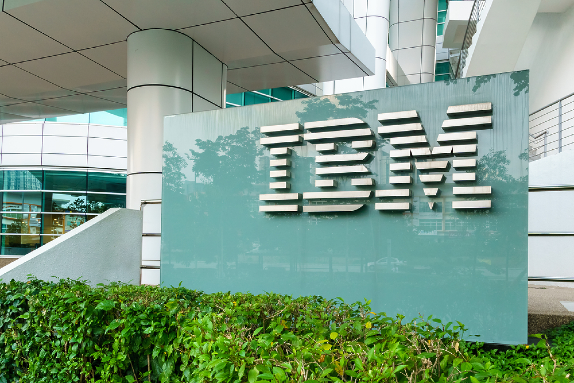 IBM  спира да наема служители, които могат да бъдат заменени от изкуствен интелект
