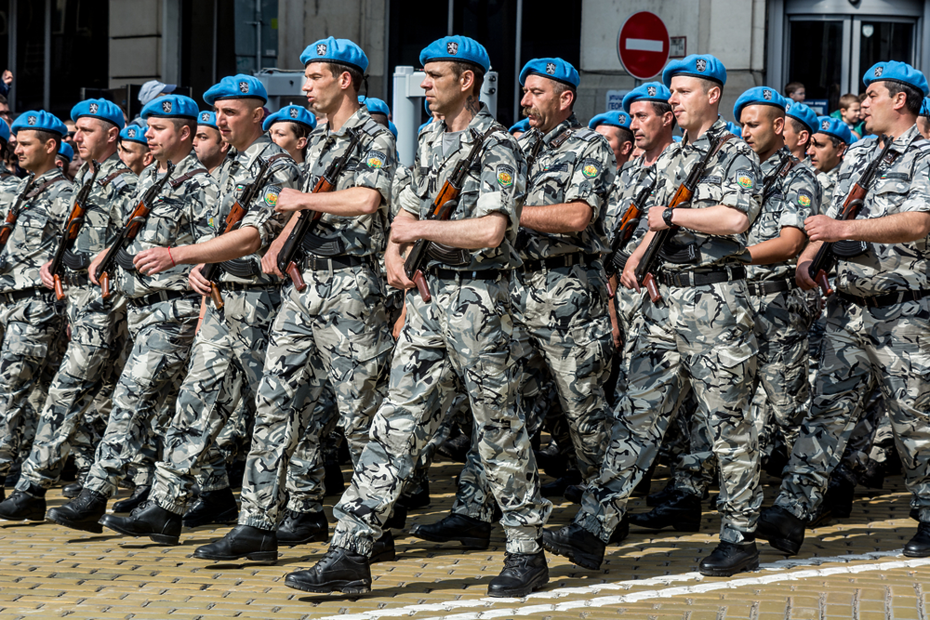 800 военни, 19 вертолета и самолета и 62 други бойни машини преминават на тържествения парад в София