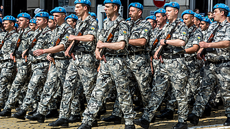 800 военни, 19 вертолета и самолета и 62 други бойни машини преминават на тържествения парад в София