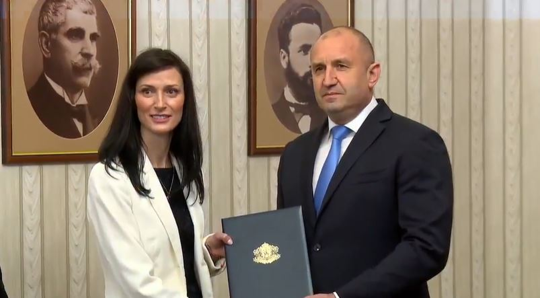 Радев връчи мандата за съставяне на правителство на ГЕРБ-СДС