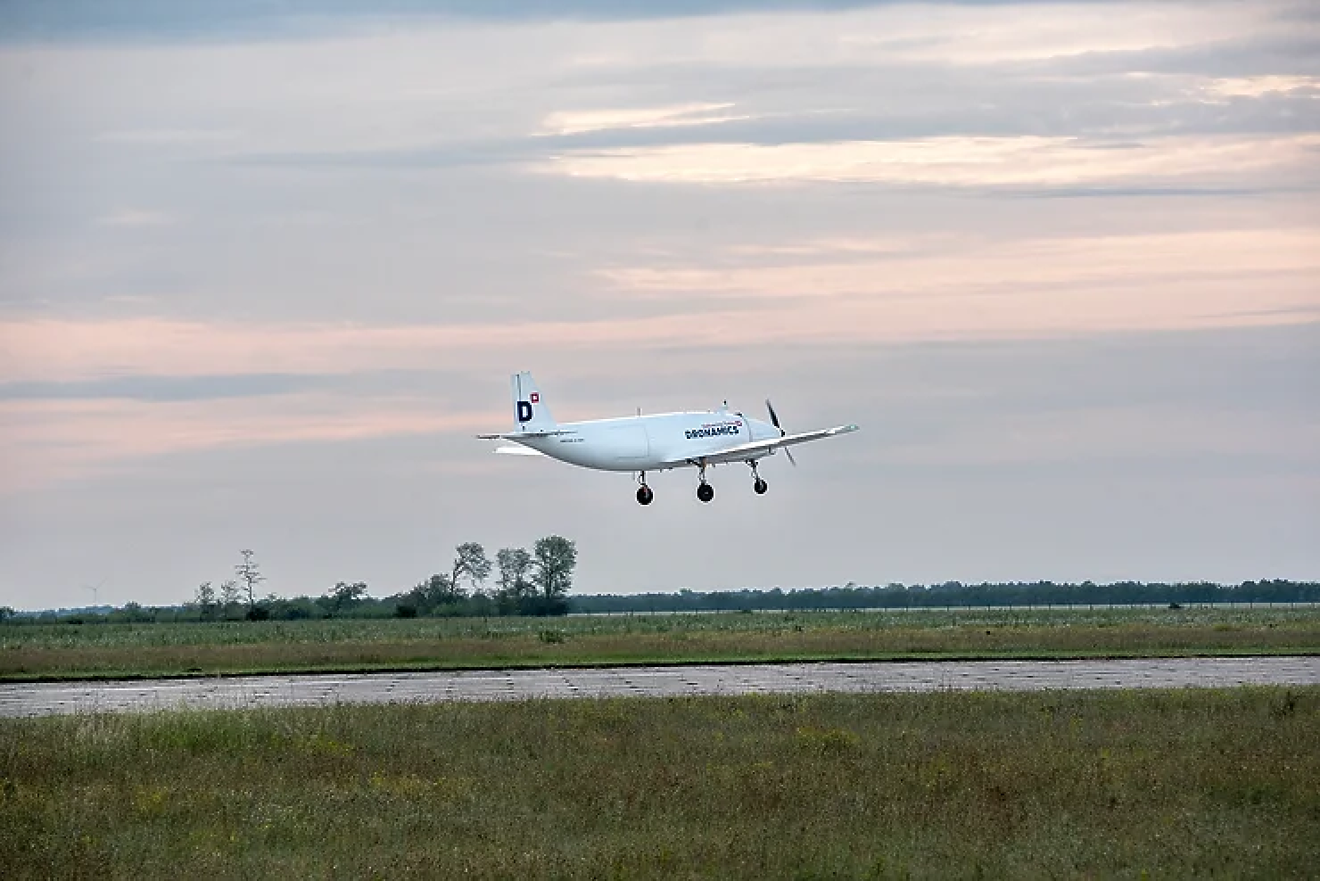 Dronamics направи успешен първи полет на летателния апарат за карго доставки Черен лебед на летището в Балчик