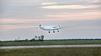 Dronamics направи успешен първи полет на летателния апарат за карго доставки Черен лебед на летището в Балчик