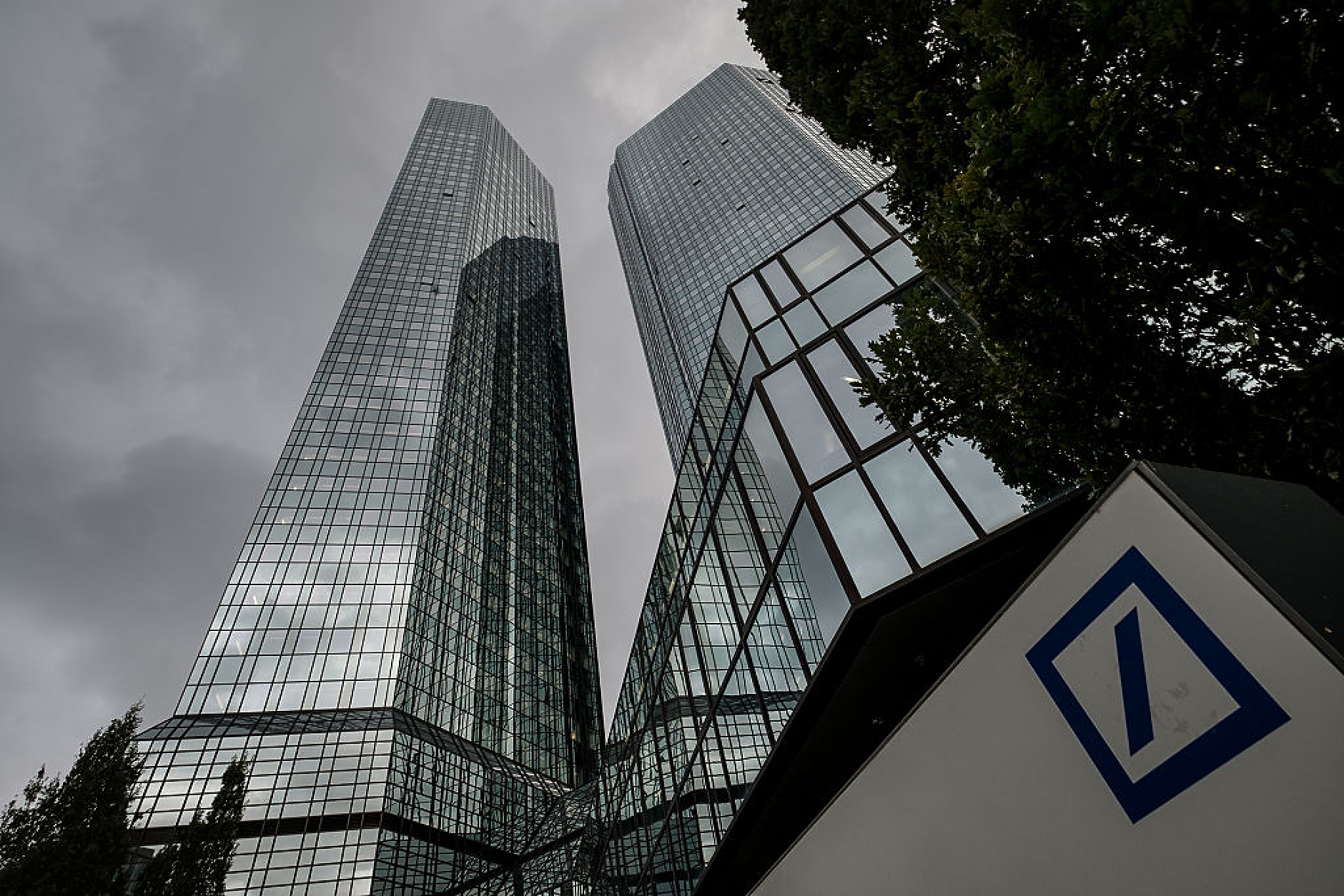 Deutsche Bank ще плати 75 млн. долара за уреждане на дело, свързано с Джефри Епстийн