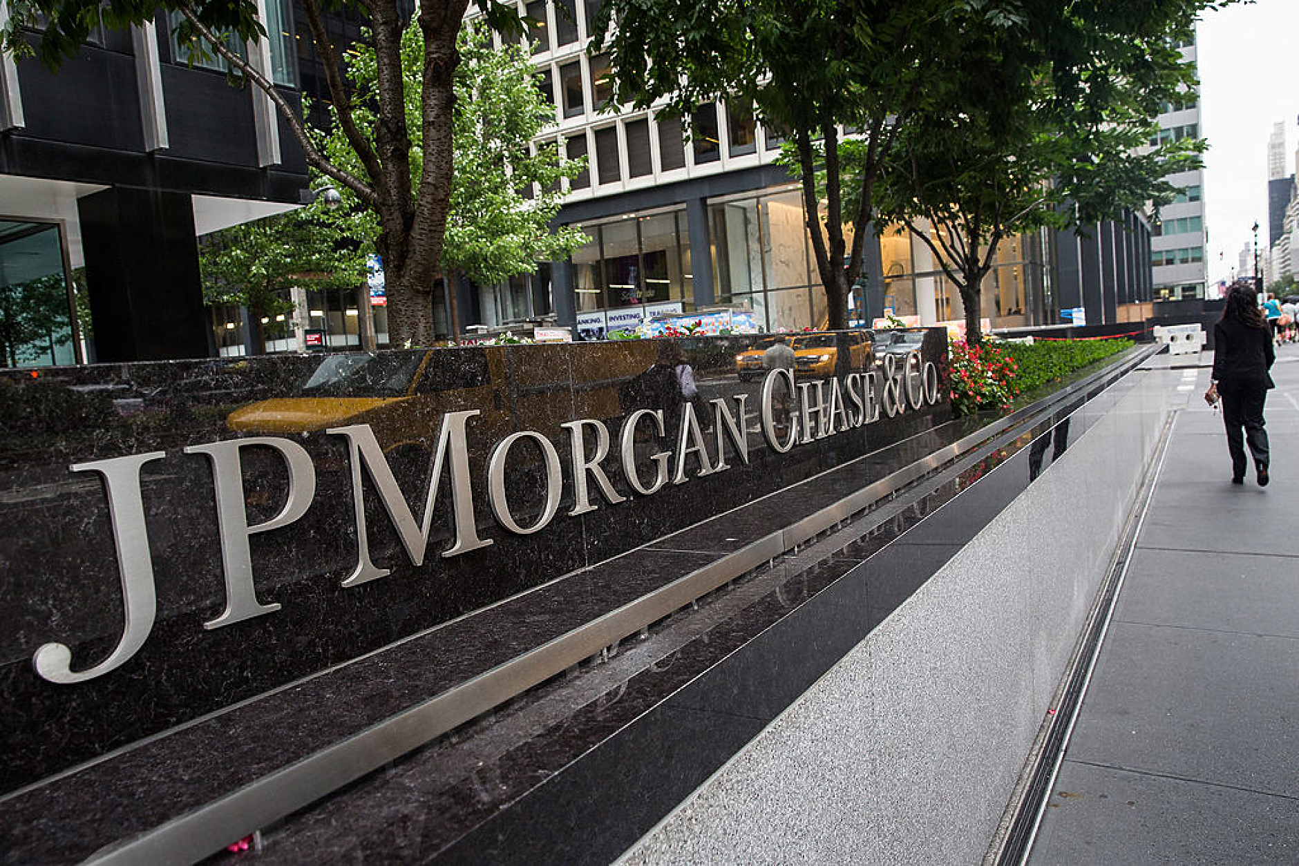 JPMorgan съкращава около 500 работни места