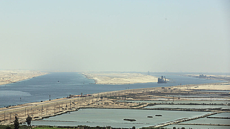 190 метров кораб заседна за няколко часа в Суецкия канал в