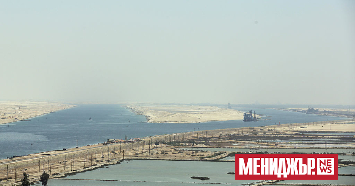 190-метров кораб заседна за няколко часа в Суецкия канал в