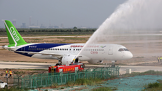 Китайският пътнически самолет C919 извърши първия си търговски полет 