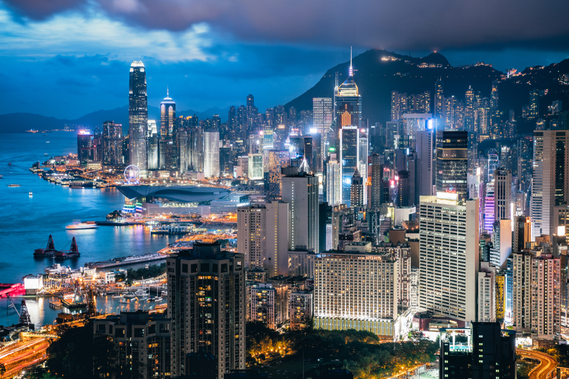 Отлив на чуждестранни компании в Хонконг, местят бизнеса си в Сингапур