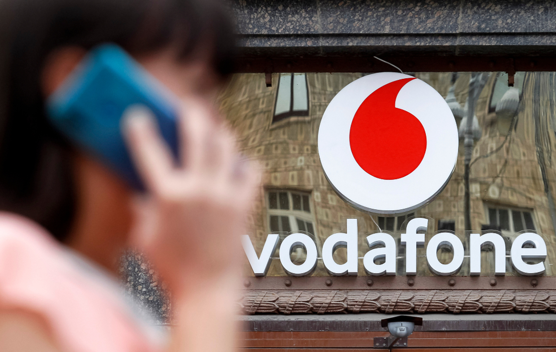 Британският мобилен оператор Vodafone съкращава 11 000 служители