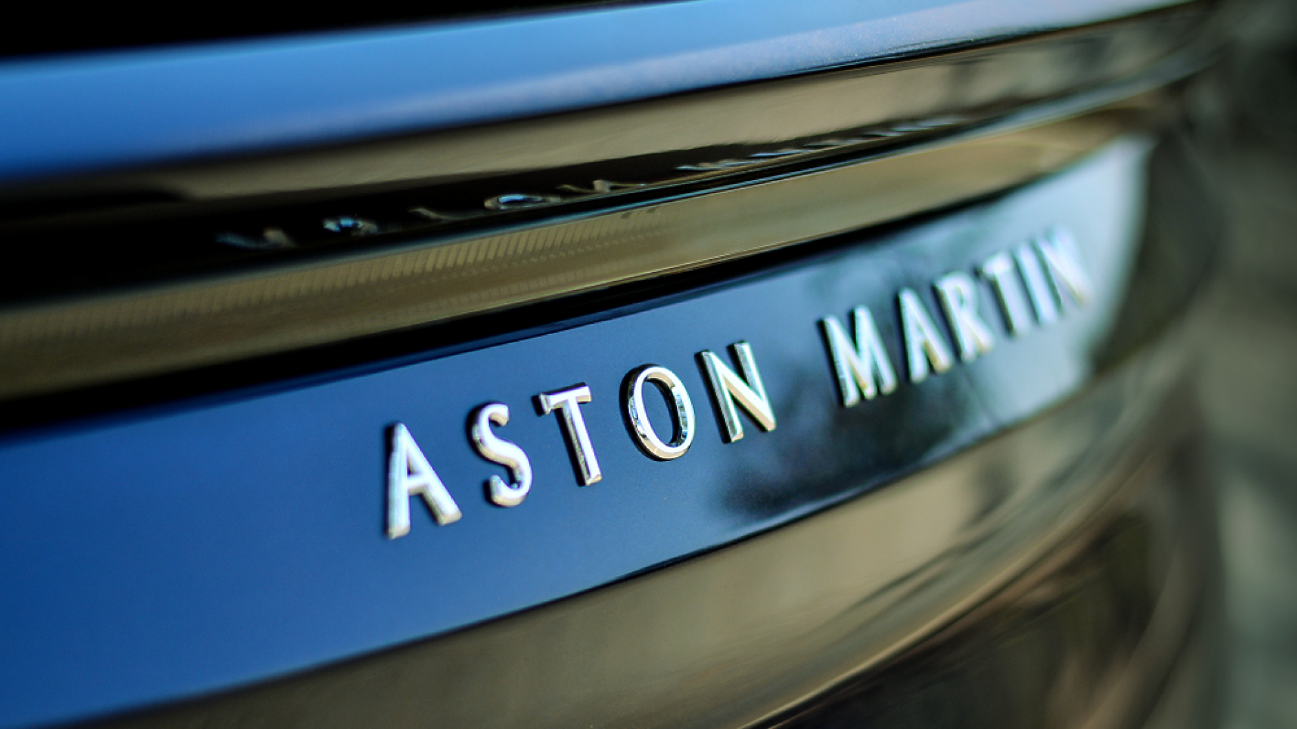 Китайската Geely става третият по големина акционер на Aston Martin