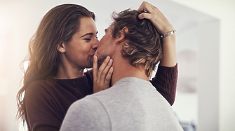 Учени от Дания и Оксфордския университет установиха че първата целувка