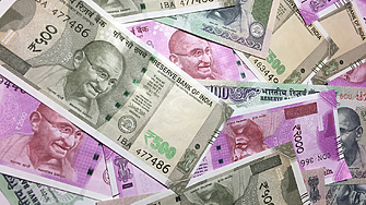 Индийците щурмуват магазините преди да изтеглят от обращение банкнотите от 2000 рупии