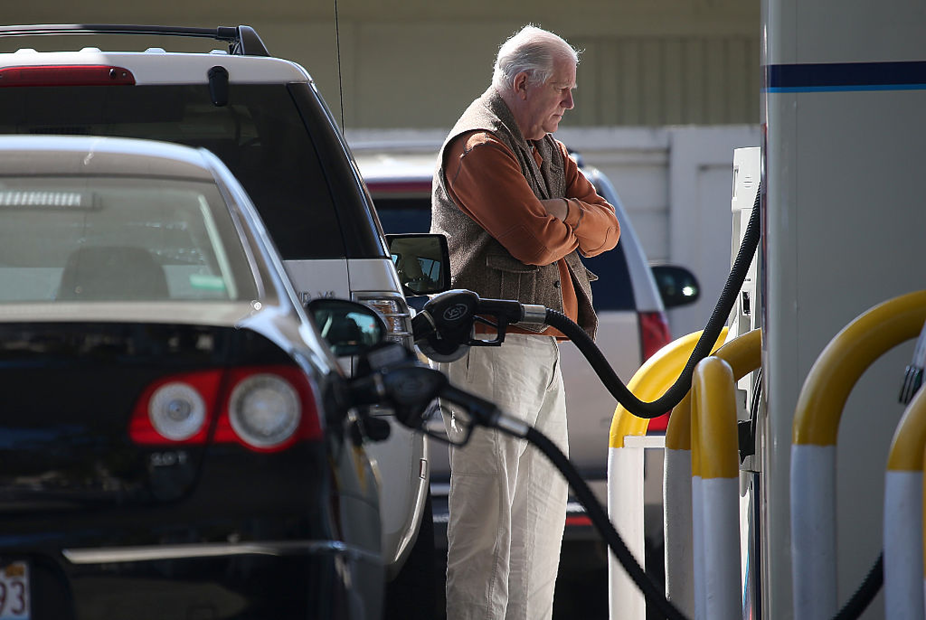 Петролът поскъпна на фона на очакванията за по-силно търсене на горива