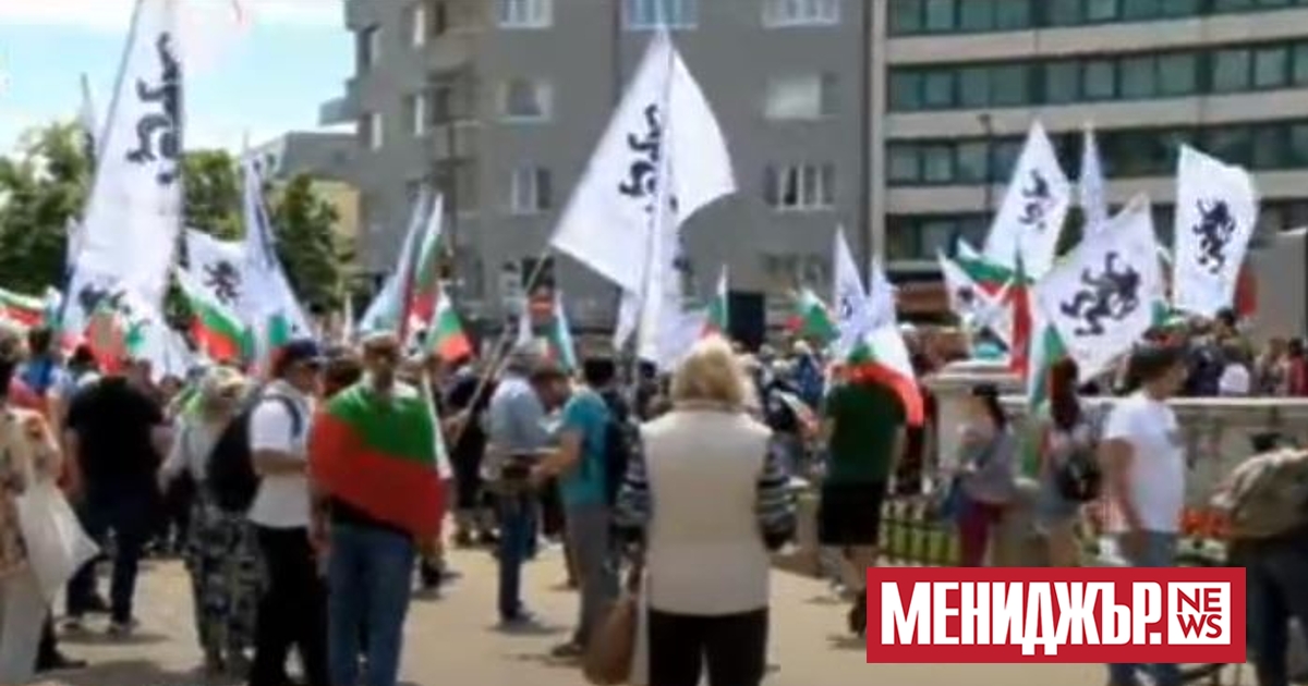 Два протеста срещу правителството се провеждат пред Народното събрание. Единият