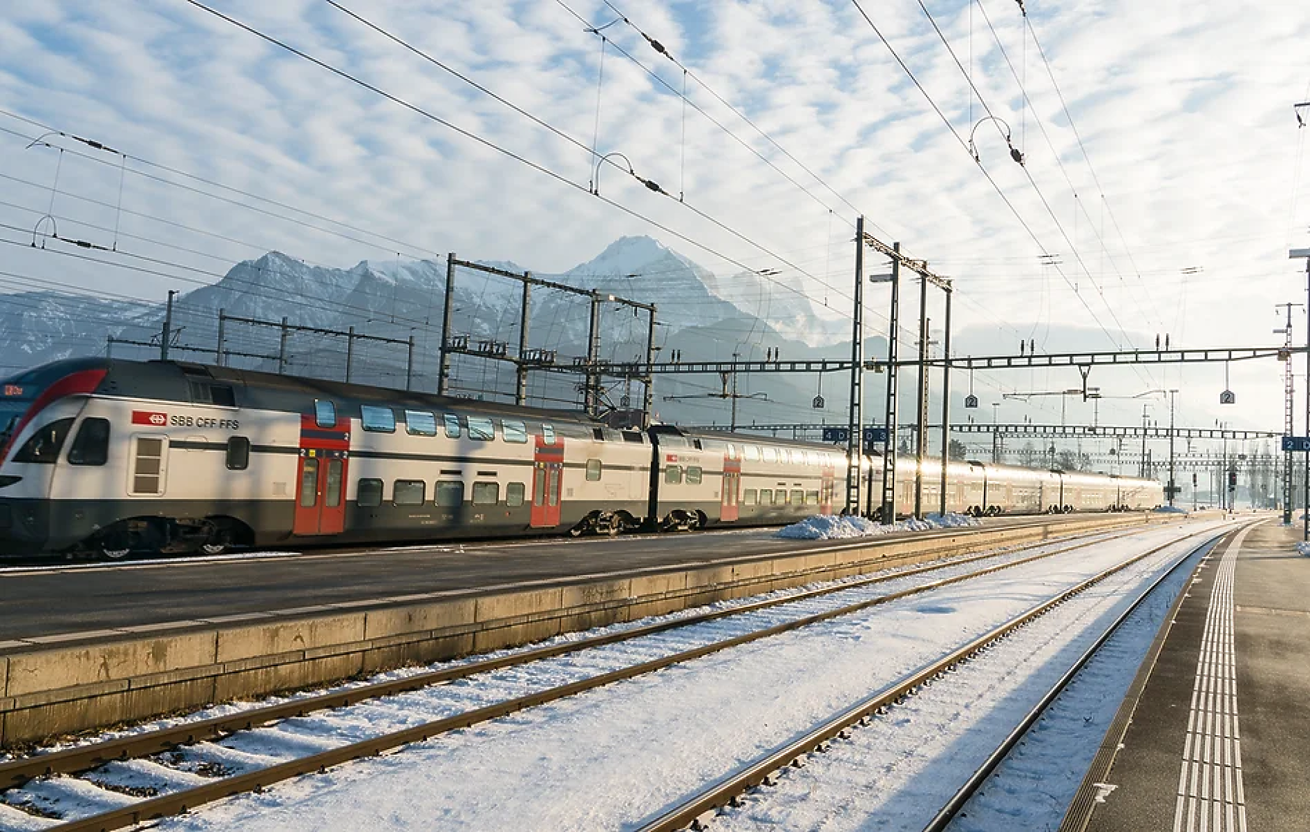 Швейцарски стартъп монтира слънчеви панели в железопътна линия