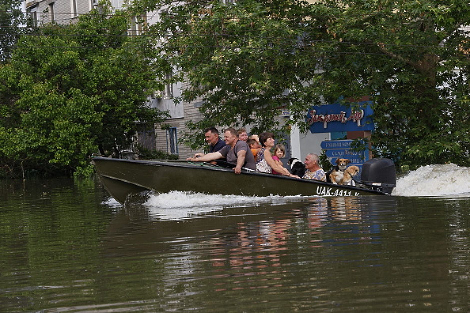 Спасителните действия по издирванеи евакуация на бедстващи в Херсон продължават. Снимка: Getty Images