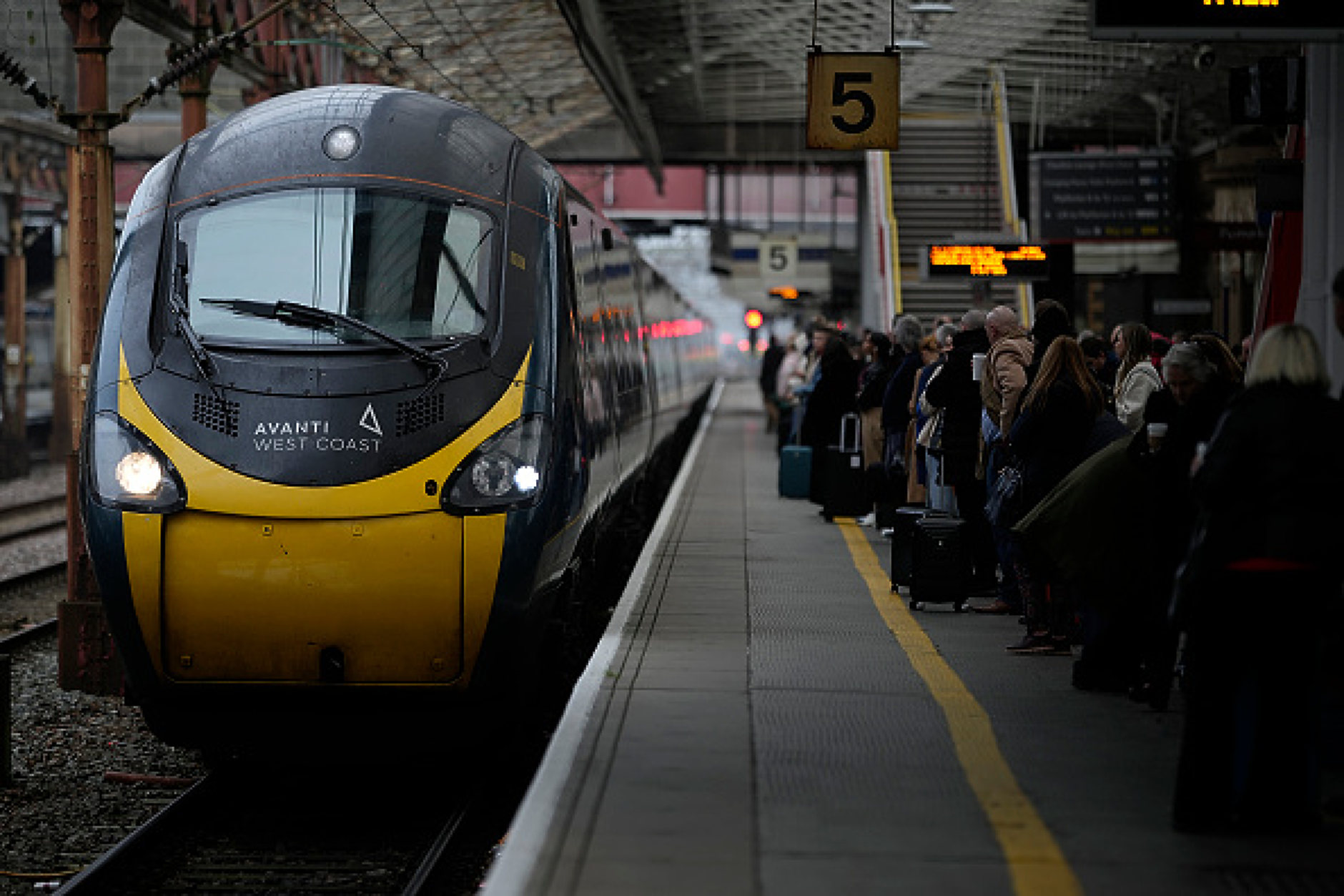 Половината влакове в Англия спират заради стачка на 20 000 жп служители