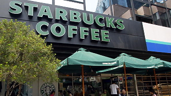 Марката Starbucks се ражда през 1971 г когато трима стари