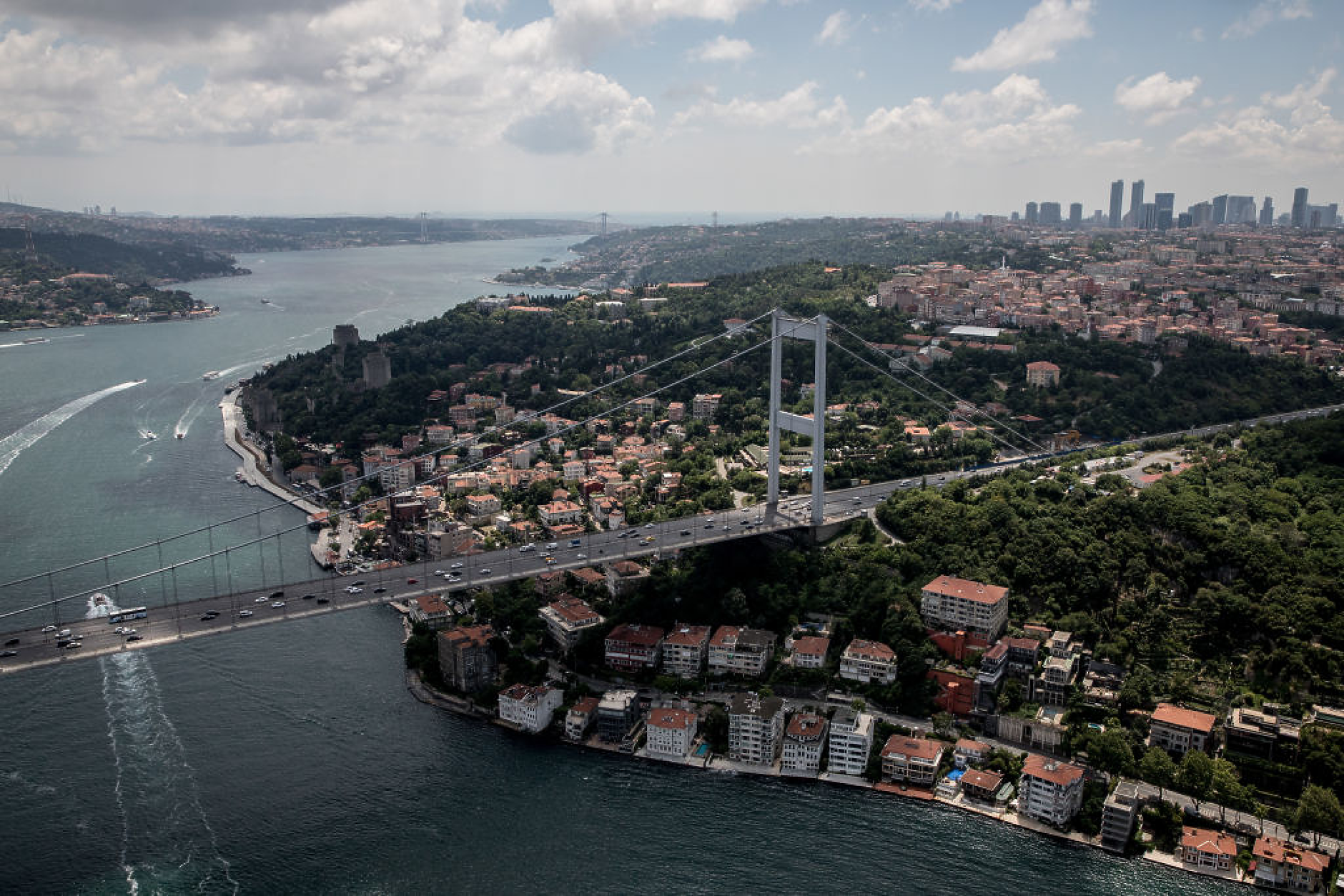 Турция увеличава таксата за преминаване на корабите през Босфора и Дарданелите