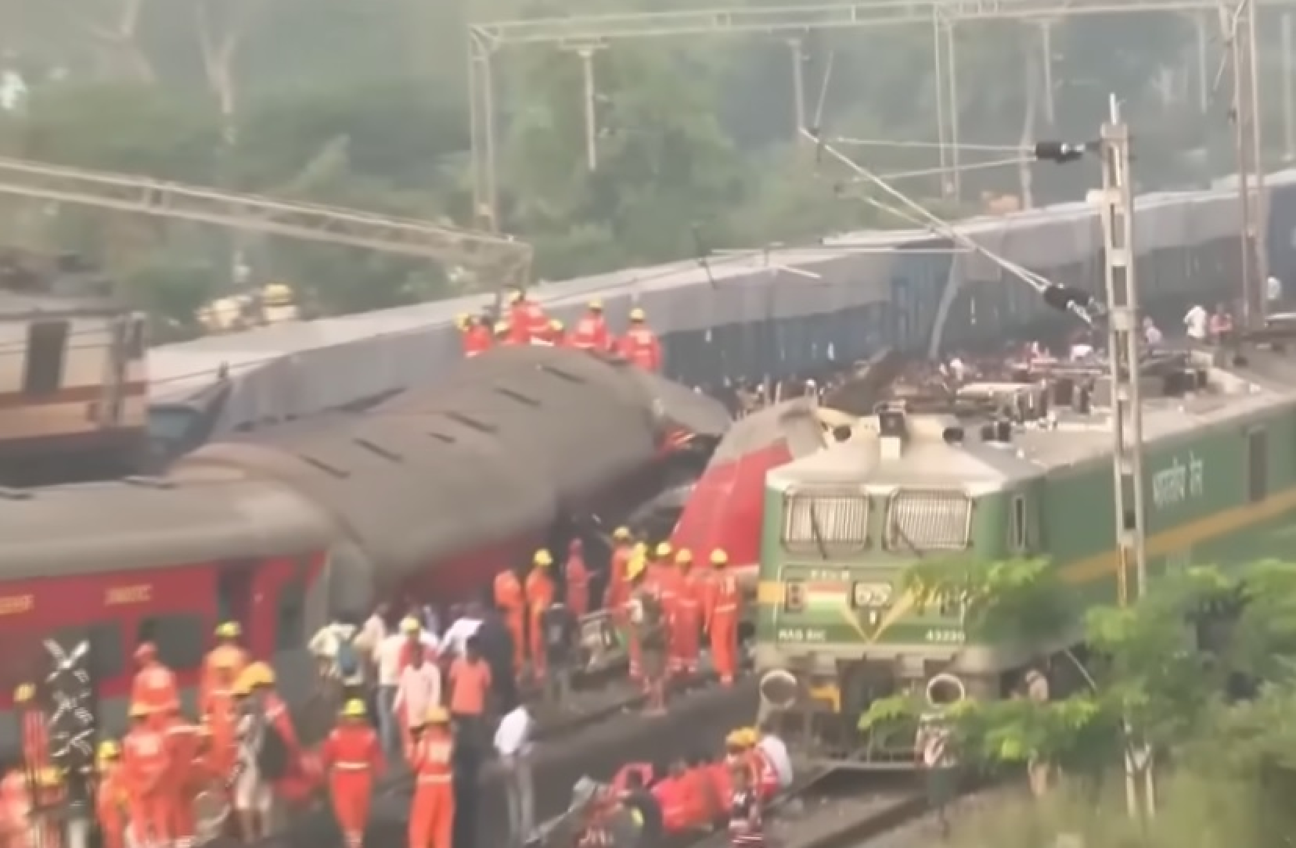 Над 280 жертви при тежка катастрофа между два влака в Индия