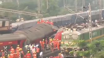 Над 280 жертви при тежка катастрофа между два влака в Индия