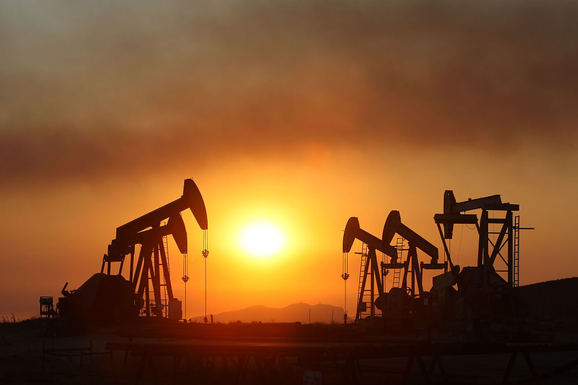 Насрещните икономически ветрове доведоха до ново поевтиняване на петрола