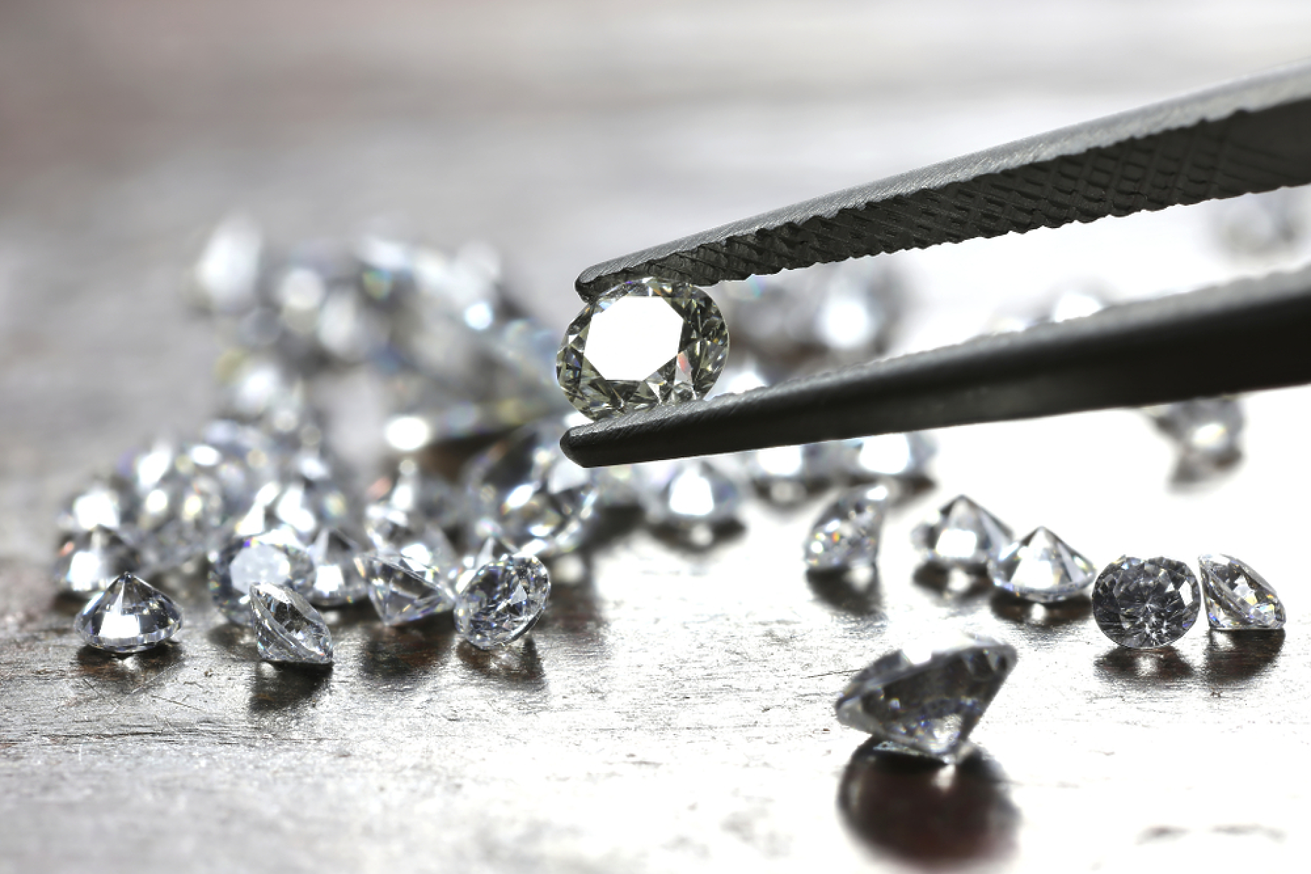 Спад в търсенето на диаманти отлага продажбите им