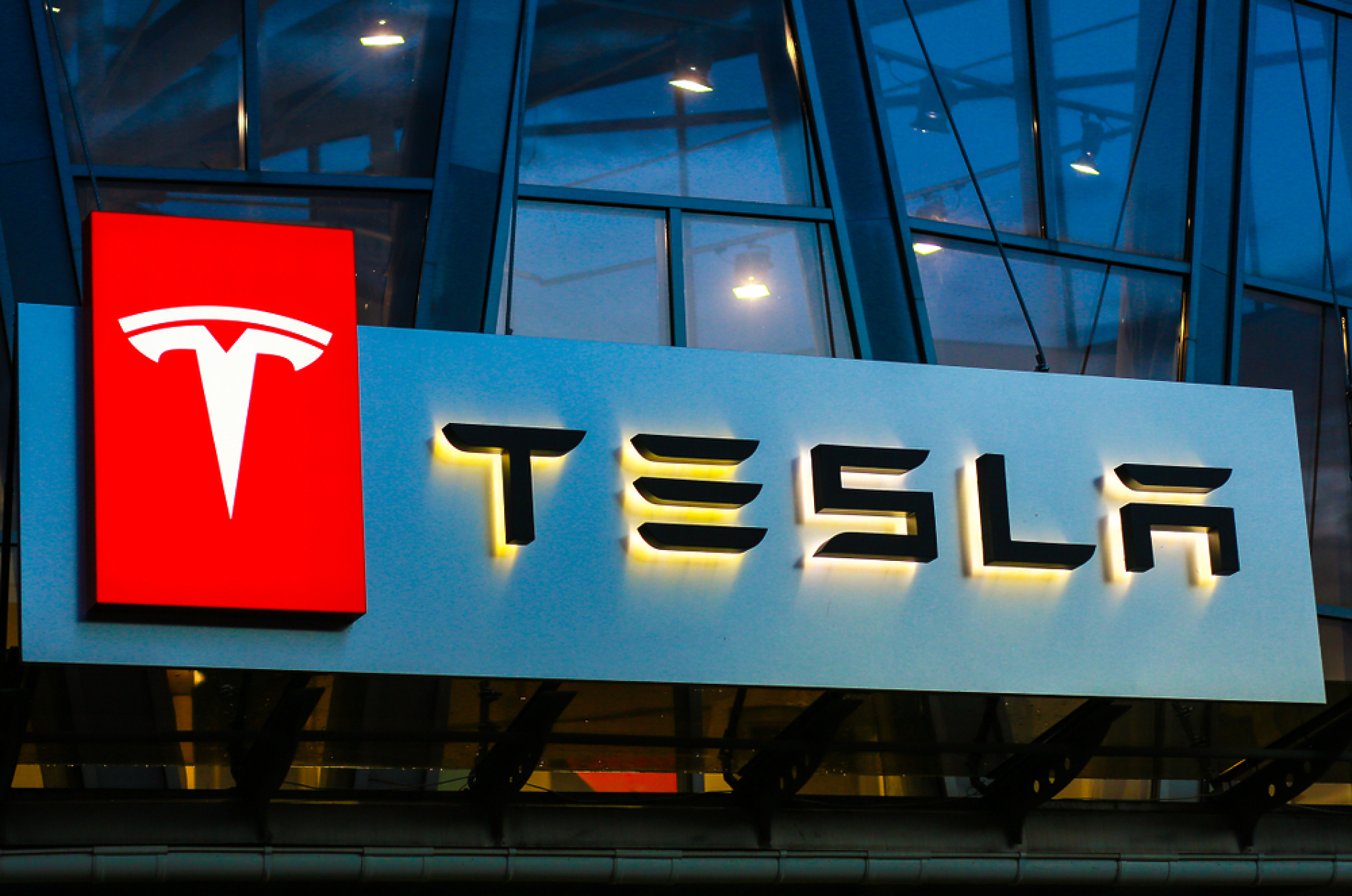 Tesla увеличи над два пъти доставките на електромобили от завода си в Китай