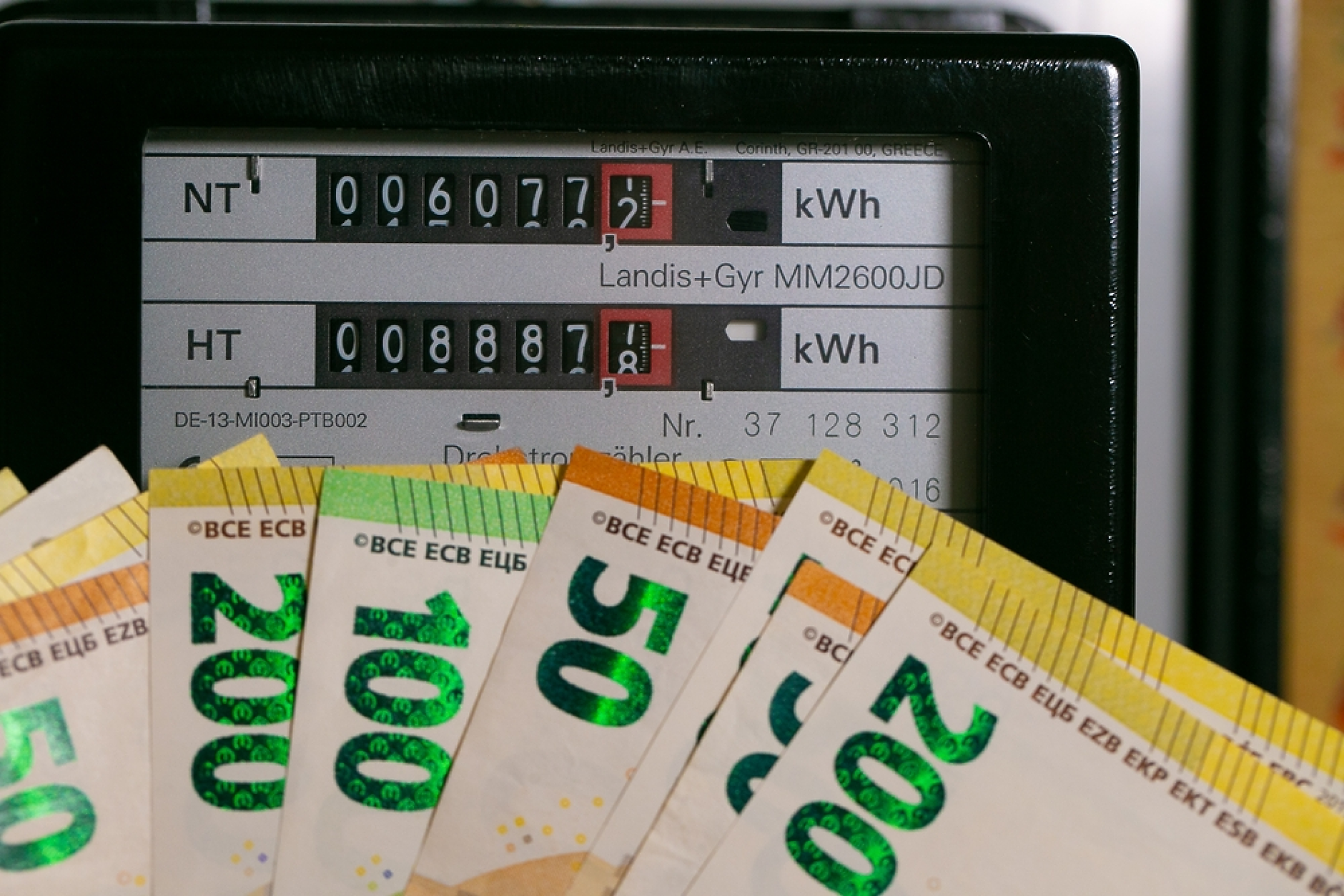 В Исландия  и Нидерландия  могат да купят най-много ток със средна месечна заплата 