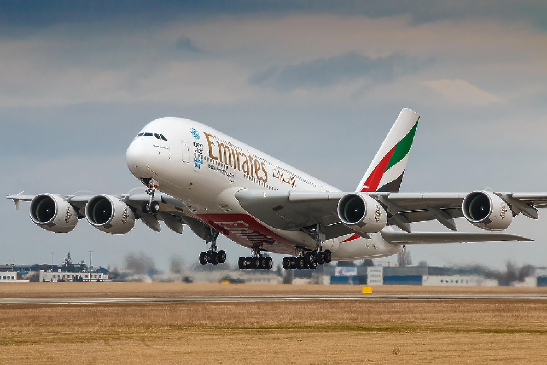 Emirates обмисля пускането на нова поръчка за самолети за дълги разстояния