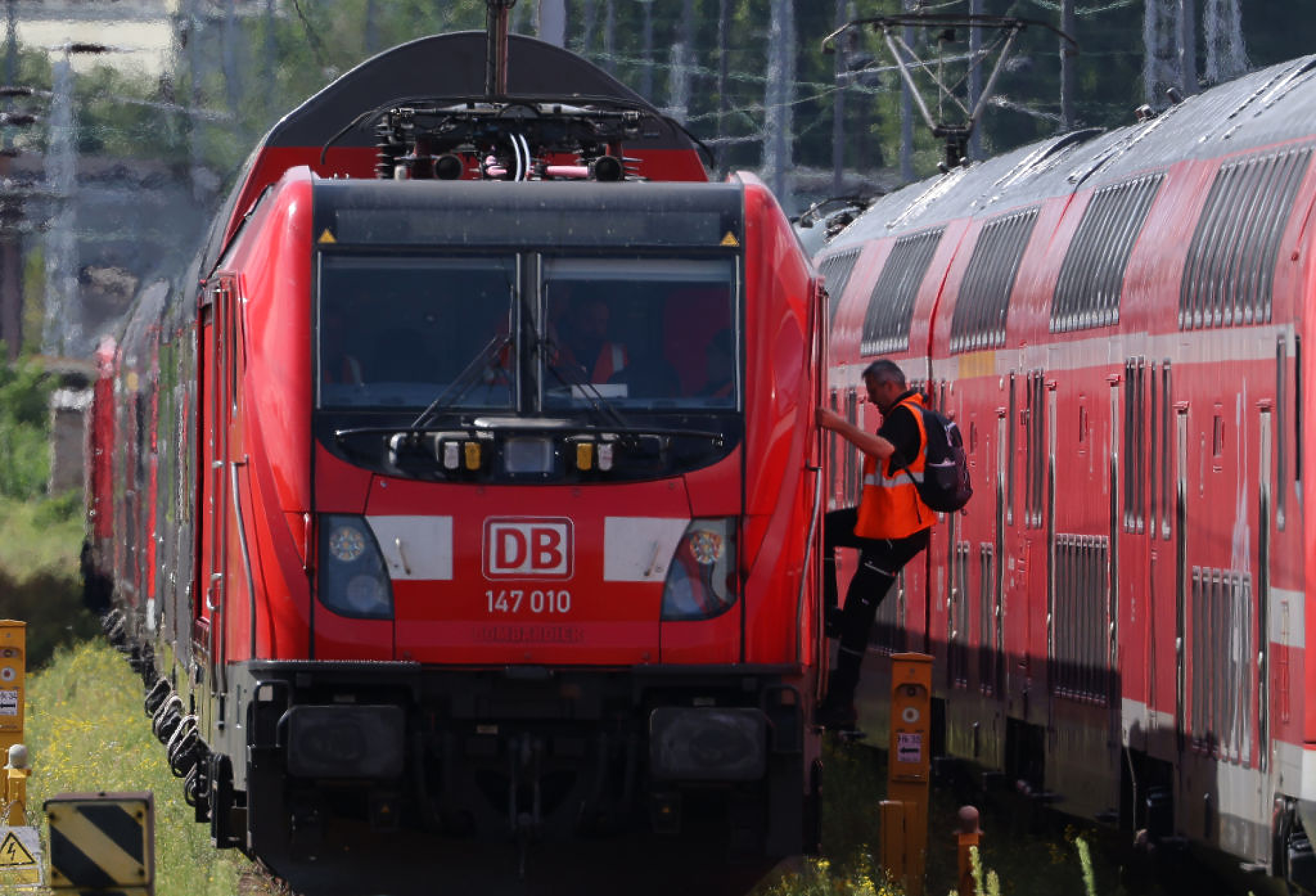 Deutsche Bahn и синдикатът на жп служителите ще преговарят цяла седмица за заплатите