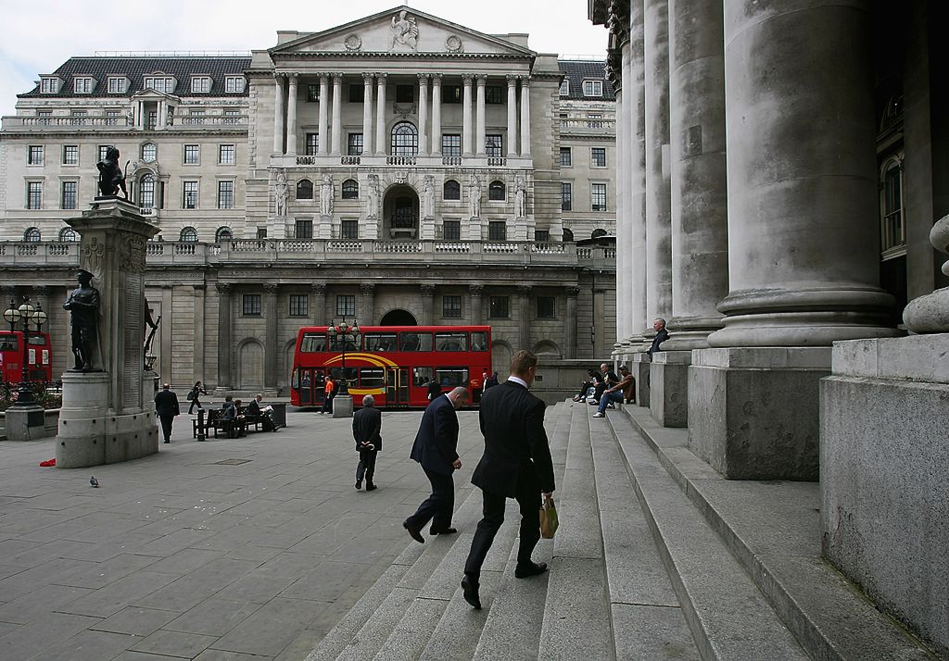 АЦБ ще тласне британската икономика към рецесия до края на годината, прогнозират икономисти