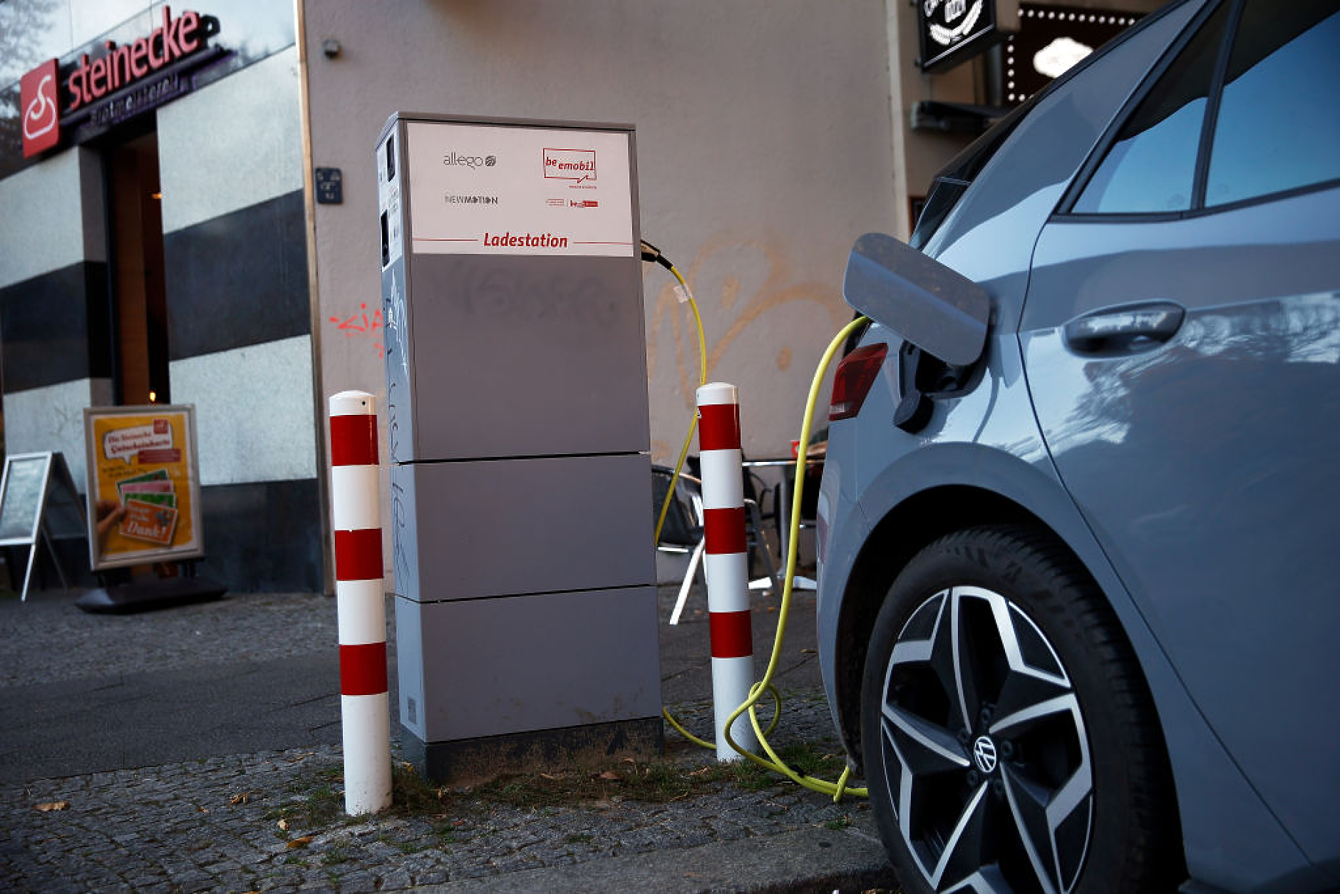Германия заделя близо 1 млрд. евро за станции за зареждане на електрически превозни средства