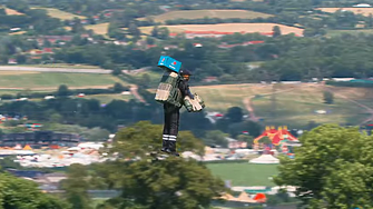Domino's доставя пици на фестивала в Гластънбъри с летящи раници (видео)