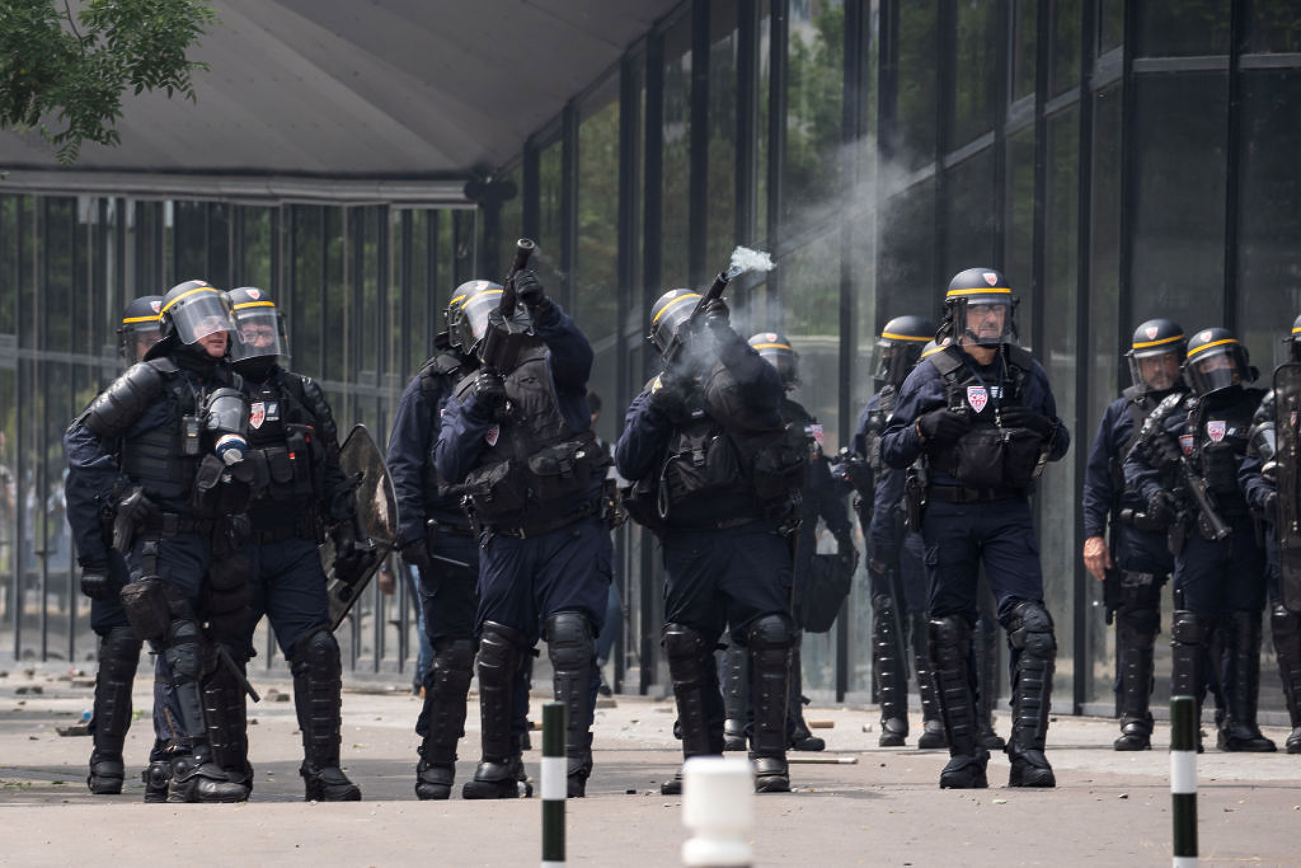Подпалени сгради и автомобили, разграбени магазини: Франция разположи 45 000 полицаи за справяне с безредиците