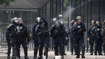 Франция разположи 45 000 полицаи и няколко бронирани превозни средства