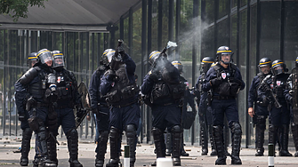 Подпалени сгради и автомобили, разграбени магазини: Франция разположи 45 000 полицаи за справяне с безредиците