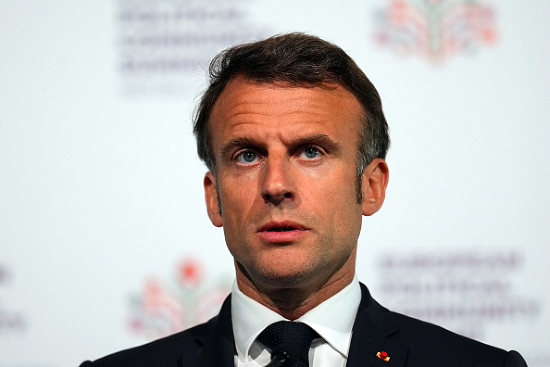 Макрон напусна лидерската среща в Брюксел заради безредиците във Франция