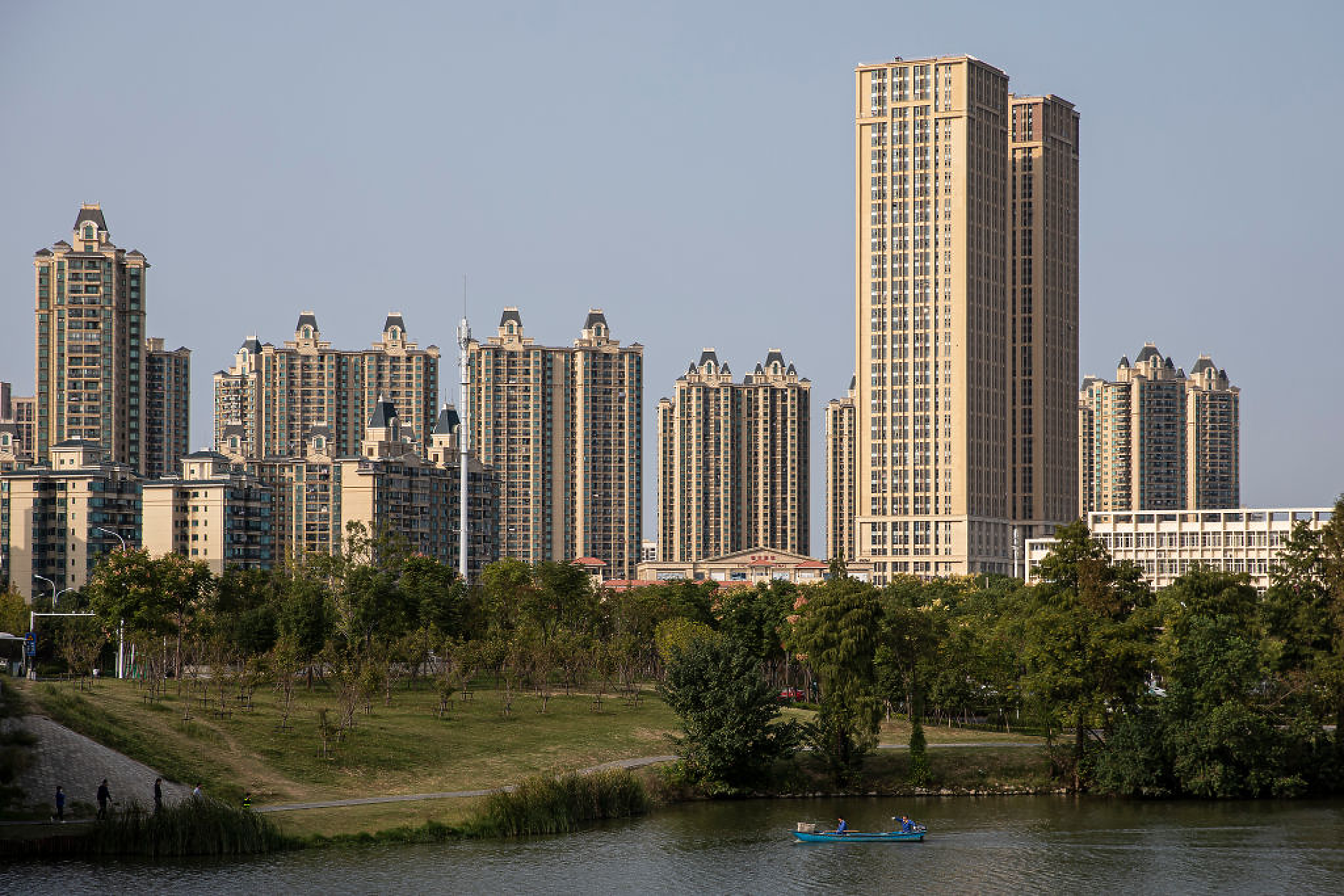 Евтини като зеле: Апартаментите в някои китайски градове привличат купувачи, но и опасения